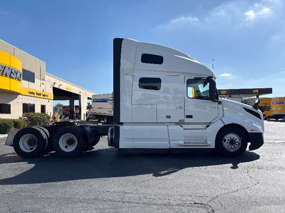Sleeper Tractor-Heavy Duty Tractors-Volvo-2023-VNL64760-Torrance-CA-710,387\n\t\tmiles-$ 69,750 - Image 8