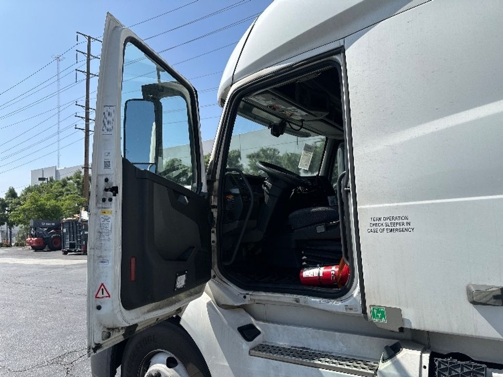 Sleeper Tractor-Heavy Duty Tractors-Volvo-2023-VNL64760-Torrance-CA-710,387\n\t\tmiles-$ 69,750 - Image 9
