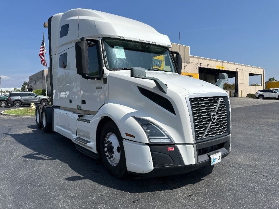 Sleeper Tractor-Heavy Duty Tractors-Volvo-2023-VNL64760-Torrance-CA-711,102\n\t\tmiles-$ 69,500 - Image 1