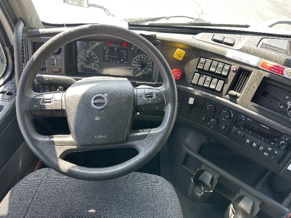 Sleeper Tractor-Heavy Duty Tractors-Volvo-2023-VNL64760-Torrance-CA-711,102\n\t\tmiles-$ 69,500 - Image 11