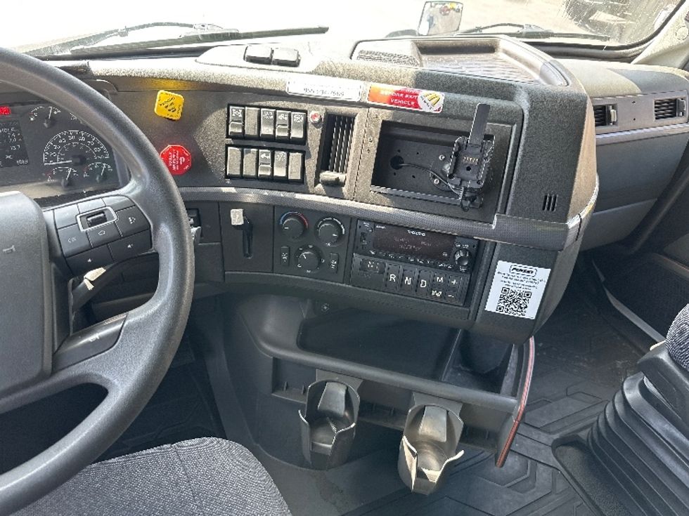Sleeper Tractor-Heavy Duty Tractors-Volvo-2023-VNL64760-Torrance-CA-711,102\n\t\tmiles-$ 69,500 - Image 12