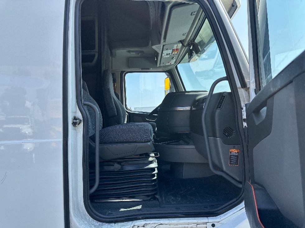 Sleeper Tractor-Heavy Duty Tractors-Volvo-2023-VNL64760-Torrance-CA-711,102\n\t\tmiles-$ 69,500 - Image 15