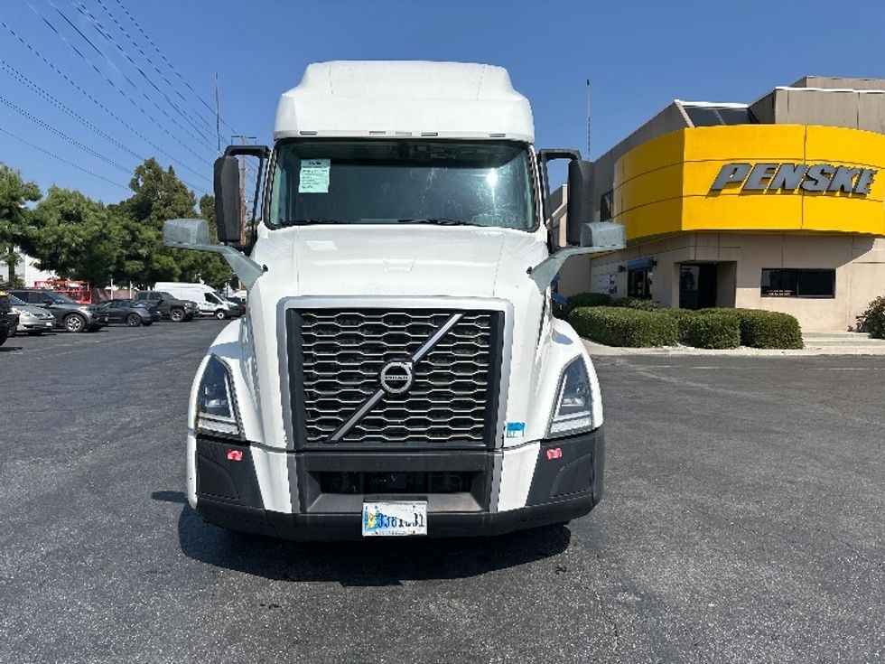 Sleeper Tractor-Heavy Duty Tractors-Volvo-2023-VNL64760-Torrance-CA-711,102\n\t\tmiles-$ 69,500 - Image 2