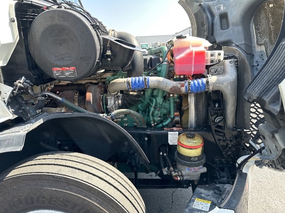 Sleeper Tractor-Heavy Duty Tractors-Volvo-2023-VNL64760-Torrance-CA-711,102\n\t\tmiles-$ 69,500 - Image 20