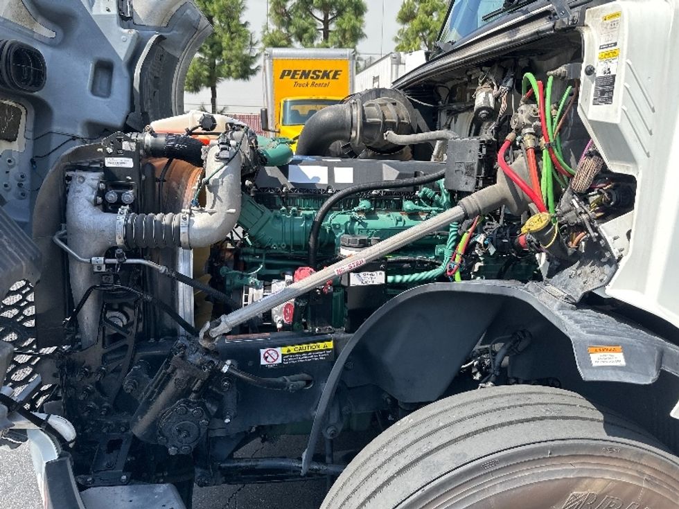 Sleeper Tractor-Heavy Duty Tractors-Volvo-2023-VNL64760-Torrance-CA-711,102\n\t\tmiles-$ 69,500 - Image 21