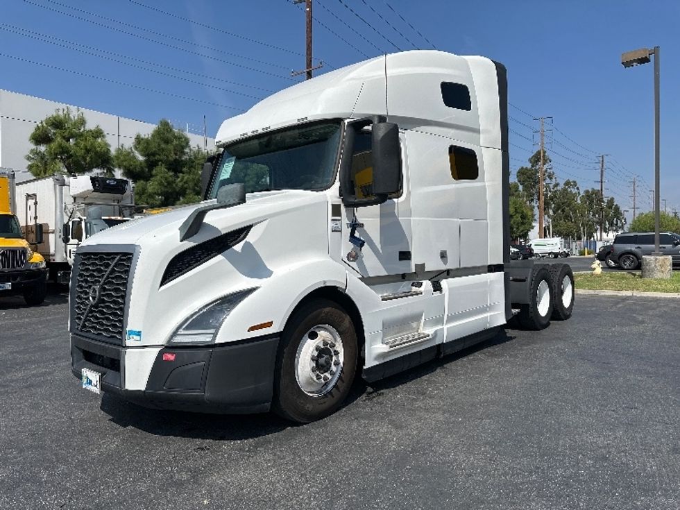 Sleeper Tractor-Heavy Duty Tractors-Volvo-2023-VNL64760-Torrance-CA-711,102\n\t\tmiles-$ 69,500 - Image 3