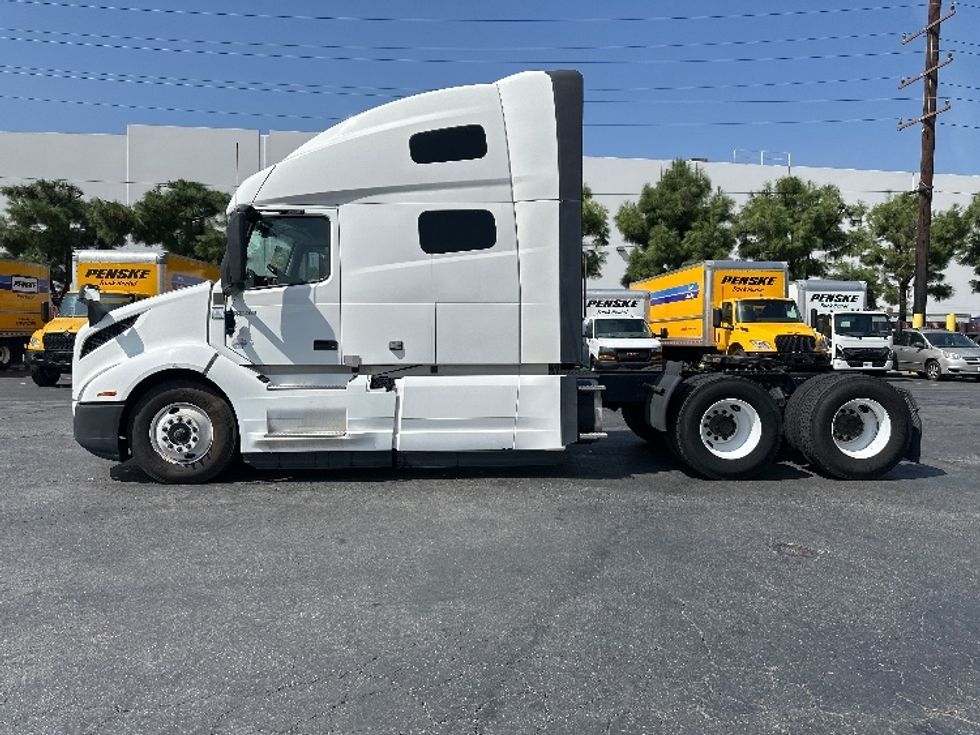 Sleeper Tractor-Heavy Duty Tractors-Volvo-2023-VNL64760-Torrance-CA-711,102\n\t\tmiles-$ 69,500 - Image 4