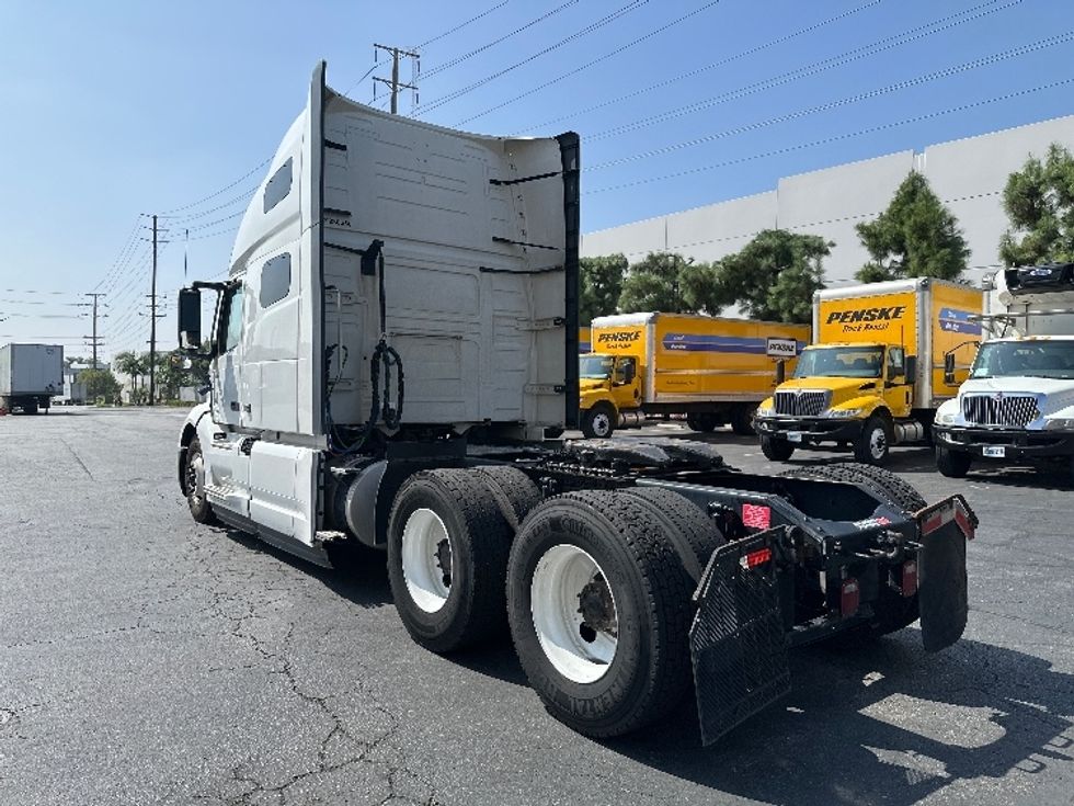 Sleeper Tractor-Heavy Duty Tractors-Volvo-2023-VNL64760-Torrance-CA-711,102\n\t\tmiles-$ 69,500 - Image 5