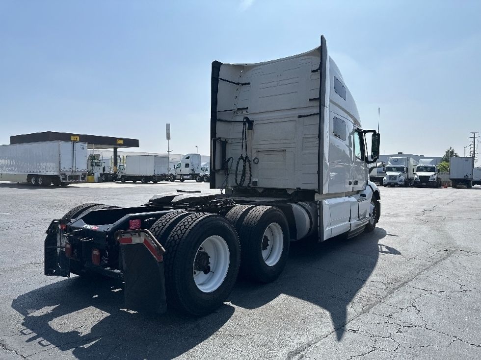 Sleeper Tractor-Heavy Duty Tractors-Volvo-2023-VNL64760-Torrance-CA-711,102\n\t\tmiles-$ 69,500 - Image 7