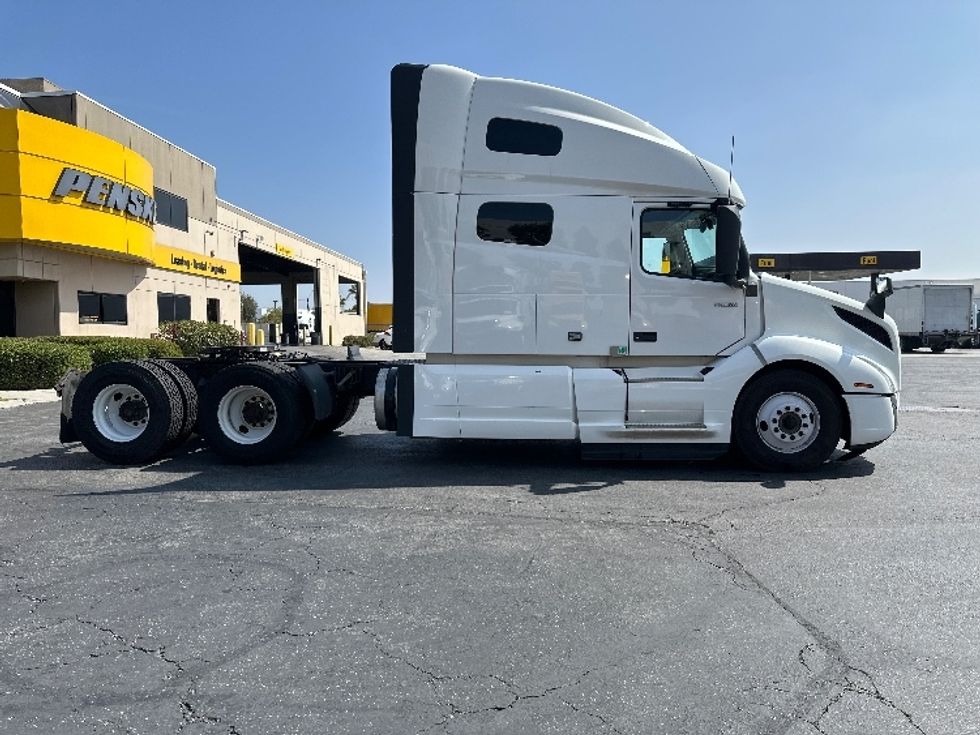 Sleeper Tractor-Heavy Duty Tractors-Volvo-2023-VNL64760-Torrance-CA-711,102\n\t\tmiles-$ 69,500 - Image 8