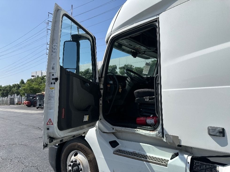 Sleeper Tractor-Heavy Duty Tractors-Volvo-2023-VNL64760-Torrance-CA-711,102\n\t\tmiles-$ 69,500 - Image 9
