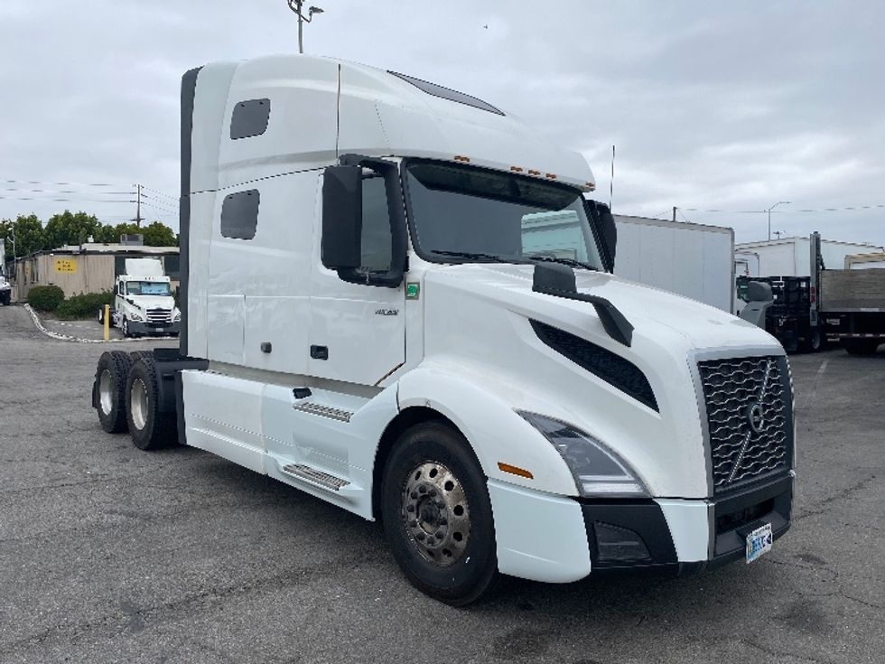 Sleeper Tractor-Heavy Duty Tractors-Volvo-2023-VNL64760-Torrance-CA-769,420\n\t\tmiles-$ 52,250 - Image 1