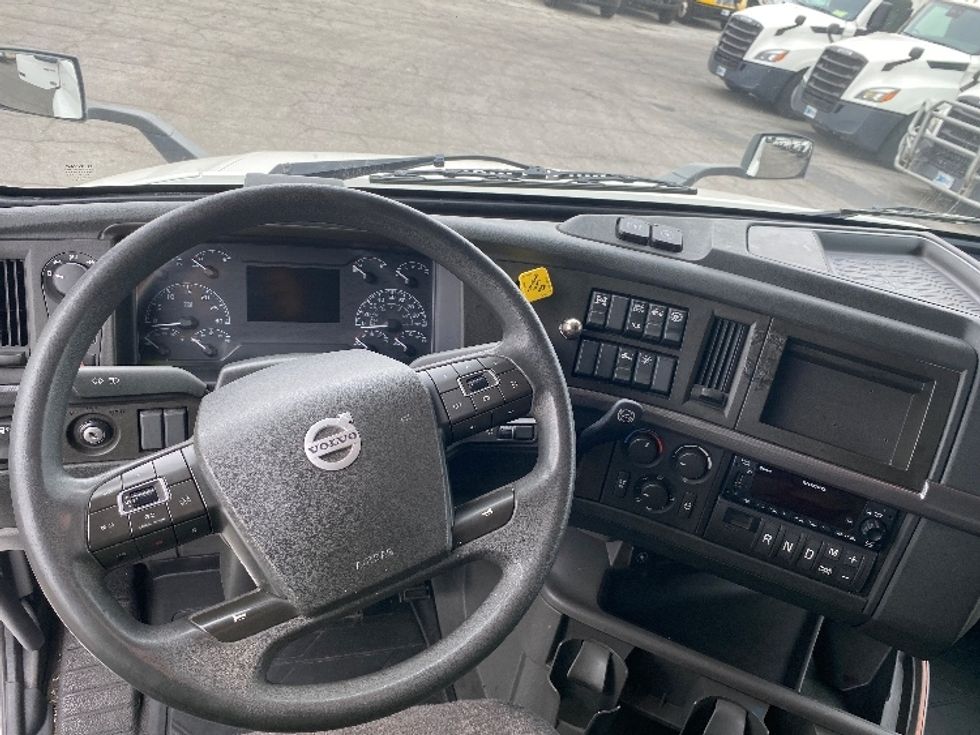 Sleeper Tractor-Heavy Duty Tractors-Volvo-2023-VNL64760-Torrance-CA-769,420\n\t\tmiles-$ 52,250 - Image 11