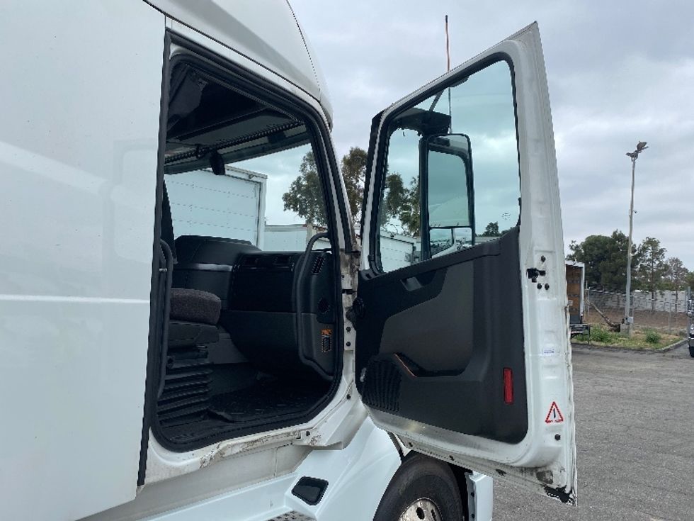 Sleeper Tractor-Heavy Duty Tractors-Volvo-2023-VNL64760-Torrance-CA-769,420\n\t\tmiles-$ 52,250 - Image 13