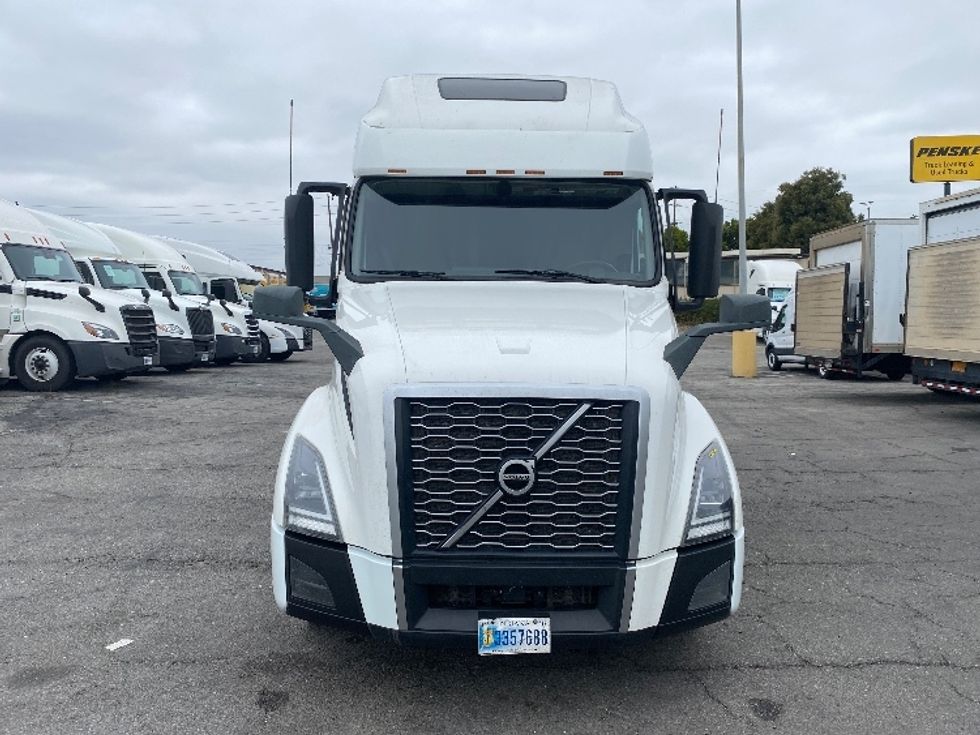 Sleeper Tractor-Heavy Duty Tractors-Volvo-2023-VNL64760-Torrance-CA-769,420\n\t\tmiles-$ 52,250 - Image 2