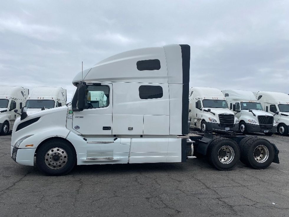 Sleeper Tractor-Heavy Duty Tractors-Volvo-2023-VNL64760-Torrance-CA-769,420\n\t\tmiles-$ 52,250 - Image 4