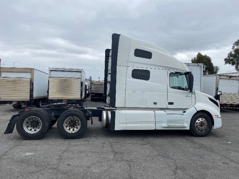 Sleeper Tractor-Heavy Duty Tractors-Volvo-2023-VNL64760-Torrance-CA-769,420\n\t\tmiles-$ 52,250 - Image 8