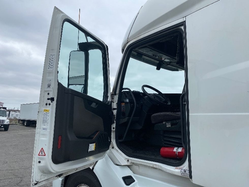 Sleeper Tractor-Heavy Duty Tractors-Volvo-2023-VNL64760-Torrance-CA-769,420\n\t\tmiles-$ 52,250 - Image 9
