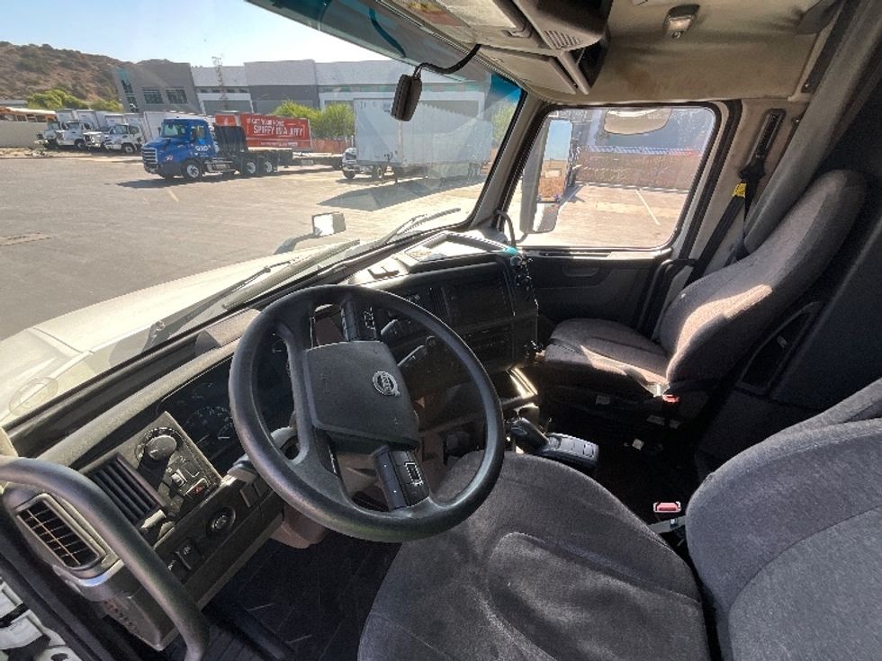 Sleeper Tractor-Heavy Duty Tractors-Volvo-2023-VNL64760-Ventura-CA-411,814\n\t\tmiles-$ 100,750 - Image 10