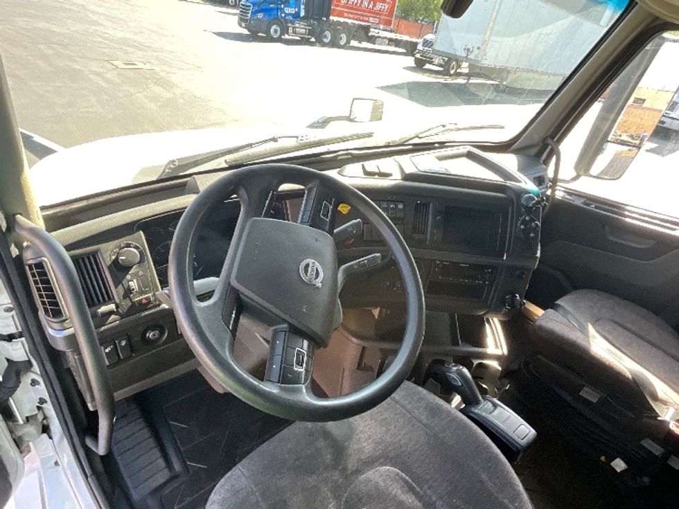 Sleeper Tractor-Heavy Duty Tractors-Volvo-2023-VNL64760-Ventura-CA-411,814\n\t\tmiles-$ 100,750 - Image 11