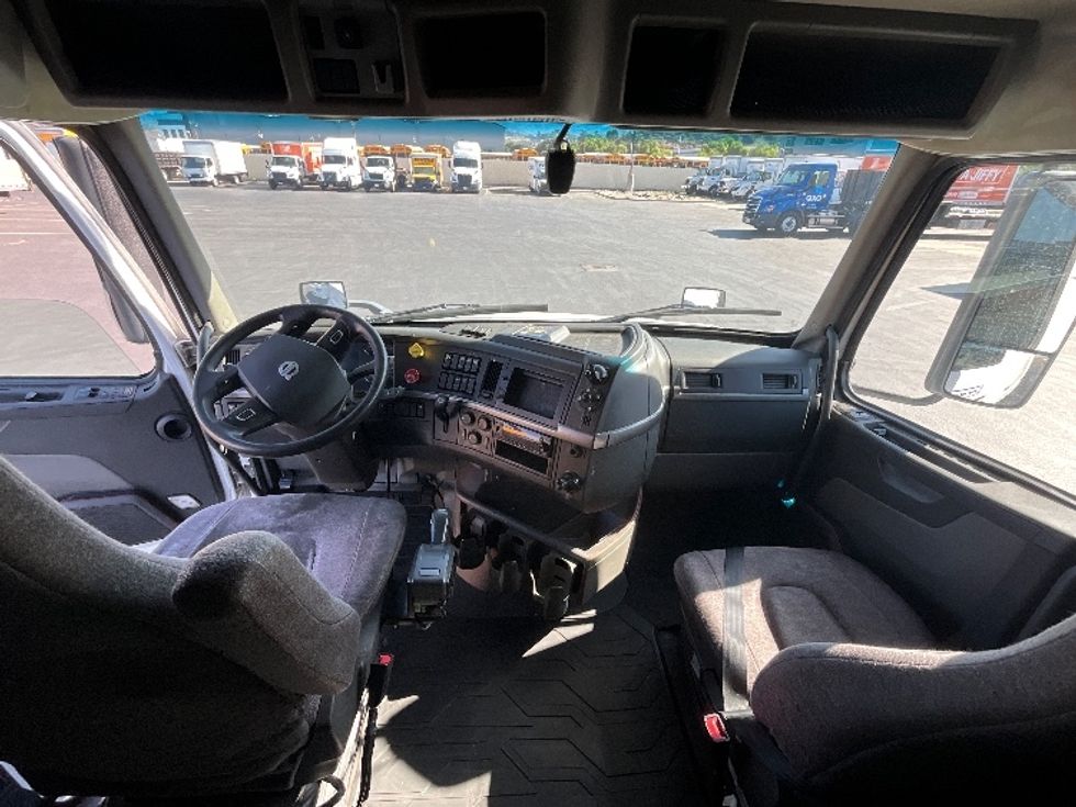 Sleeper Tractor-Heavy Duty Tractors-Volvo-2023-VNL64760-Ventura-CA-411,814\n\t\tmiles-$ 100,750 - Image 12