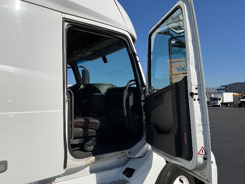 Sleeper Tractor-Heavy Duty Tractors-Volvo-2023-VNL64760-Ventura-CA-411,814\n\t\tmiles-$ 100,750 - Image 13