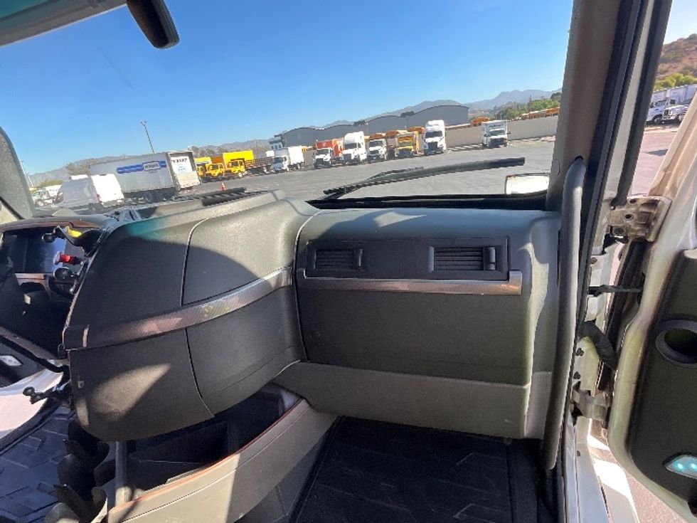 Sleeper Tractor-Heavy Duty Tractors-Volvo-2023-VNL64760-Ventura-CA-411,814\n\t\tmiles-$ 100,750 - Image 14
