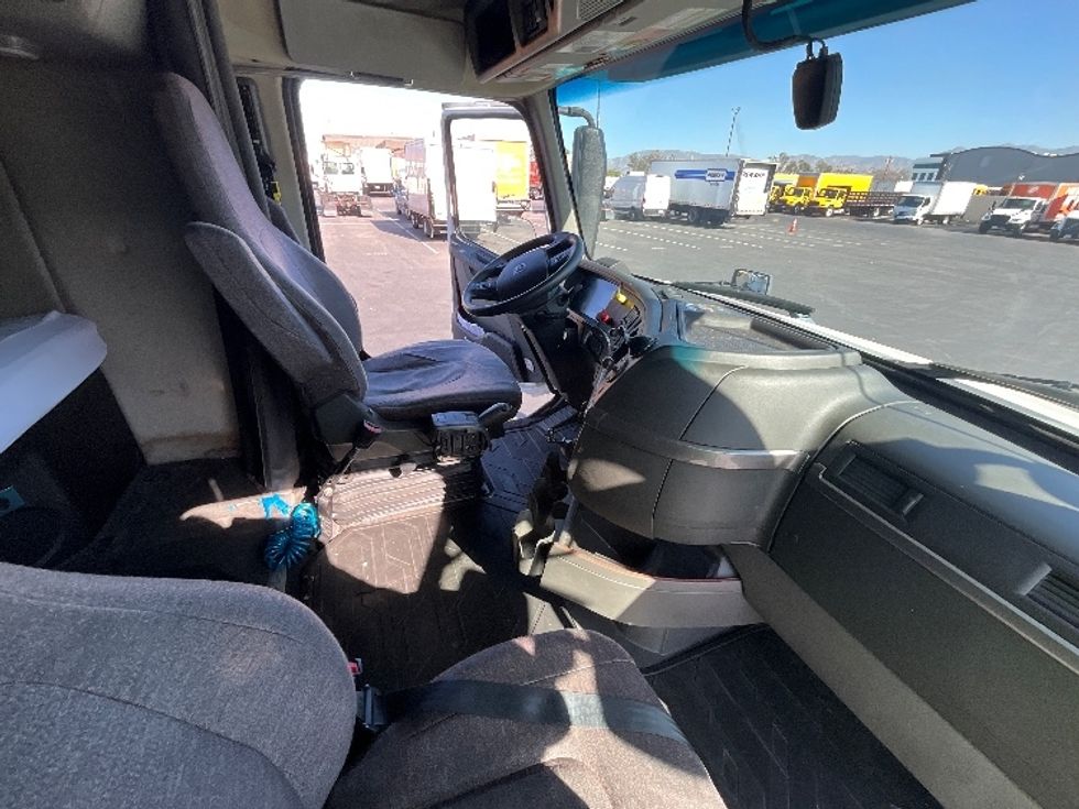 Sleeper Tractor-Heavy Duty Tractors-Volvo-2023-VNL64760-Ventura-CA-411,814\n\t\tmiles-$ 100,750 - Image 15