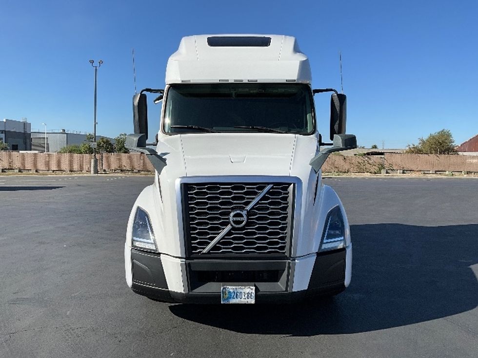 Sleeper Tractor-Heavy Duty Tractors-Volvo-2023-VNL64760-Ventura-CA-411,814\n\t\tmiles-$ 100,750 - Image 2