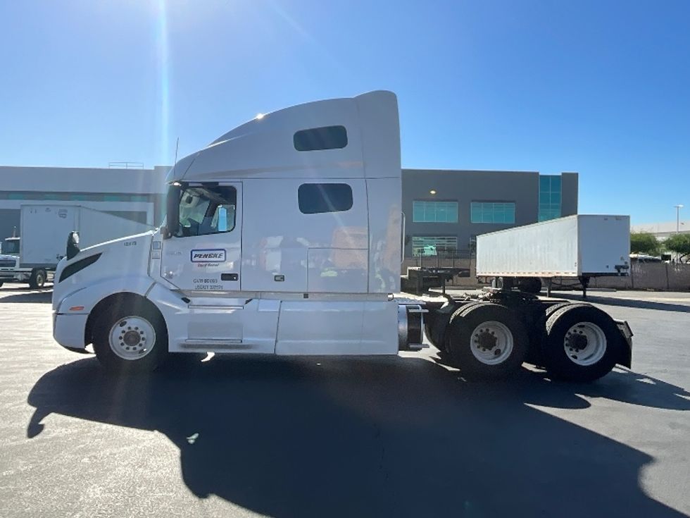 Sleeper Tractor-Heavy Duty Tractors-Volvo-2023-VNL64760-Ventura-CA-411,814\n\t\tmiles-$ 100,750 - Image 4