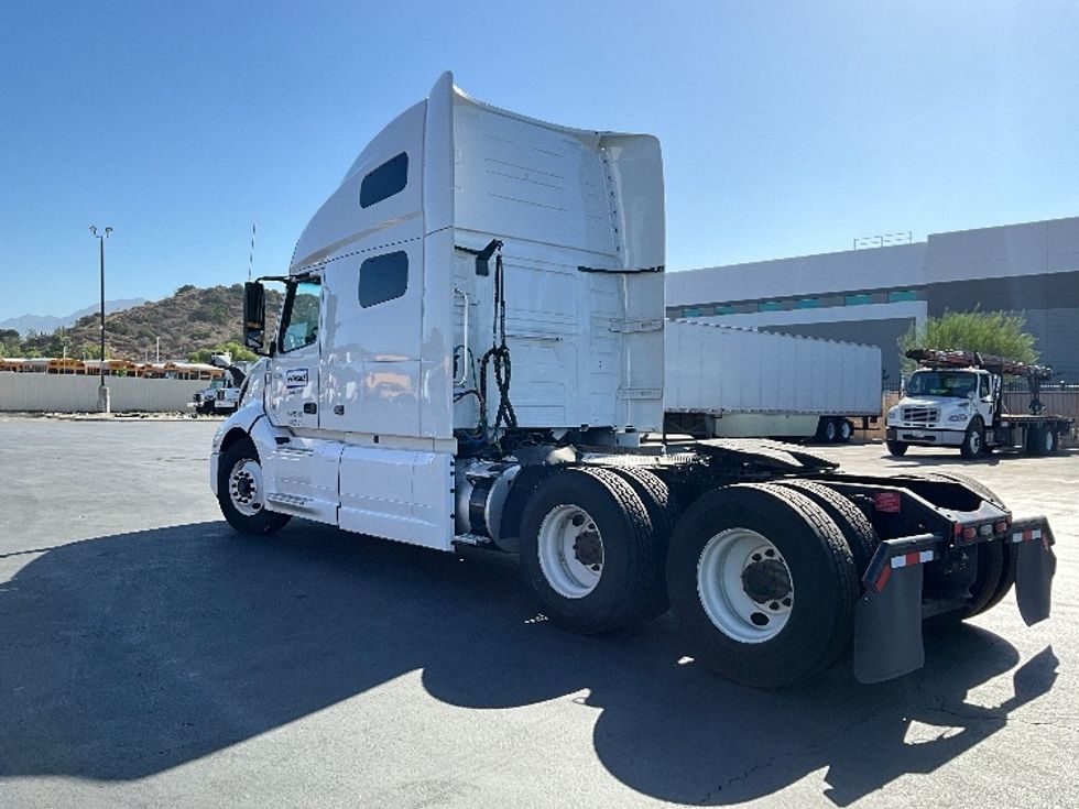 Sleeper Tractor-Heavy Duty Tractors-Volvo-2023-VNL64760-Ventura-CA-411,814\n\t\tmiles-$ 100,750 - Image 5