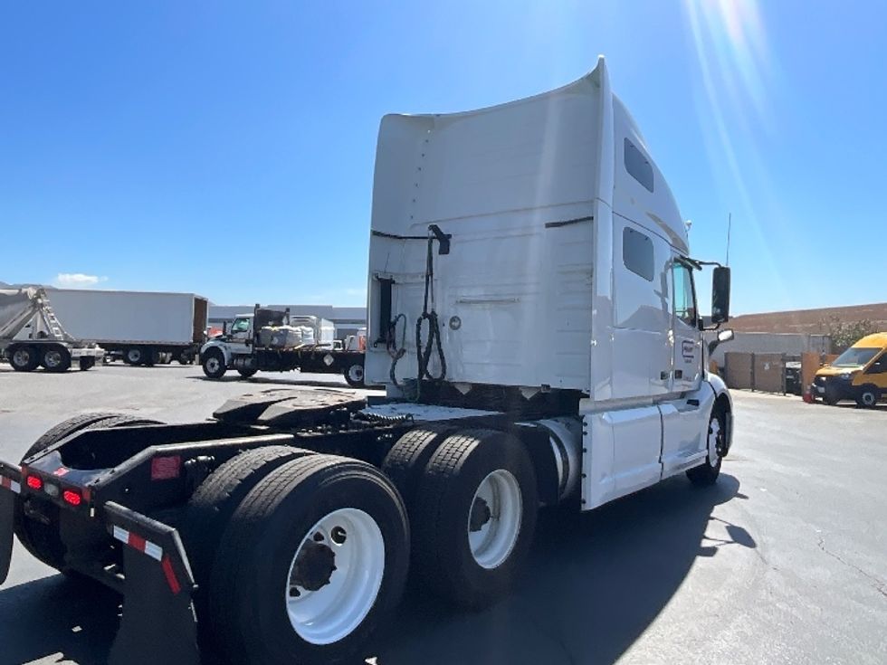 Sleeper Tractor-Heavy Duty Tractors-Volvo-2023-VNL64760-Ventura-CA-411,814\n\t\tmiles-$ 100,750 - Image 7