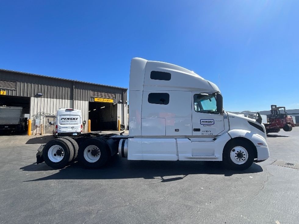 Sleeper Tractor-Heavy Duty Tractors-Volvo-2023-VNL64760-Ventura-CA-411,814\n\t\tmiles-$ 100,750 - Image 8