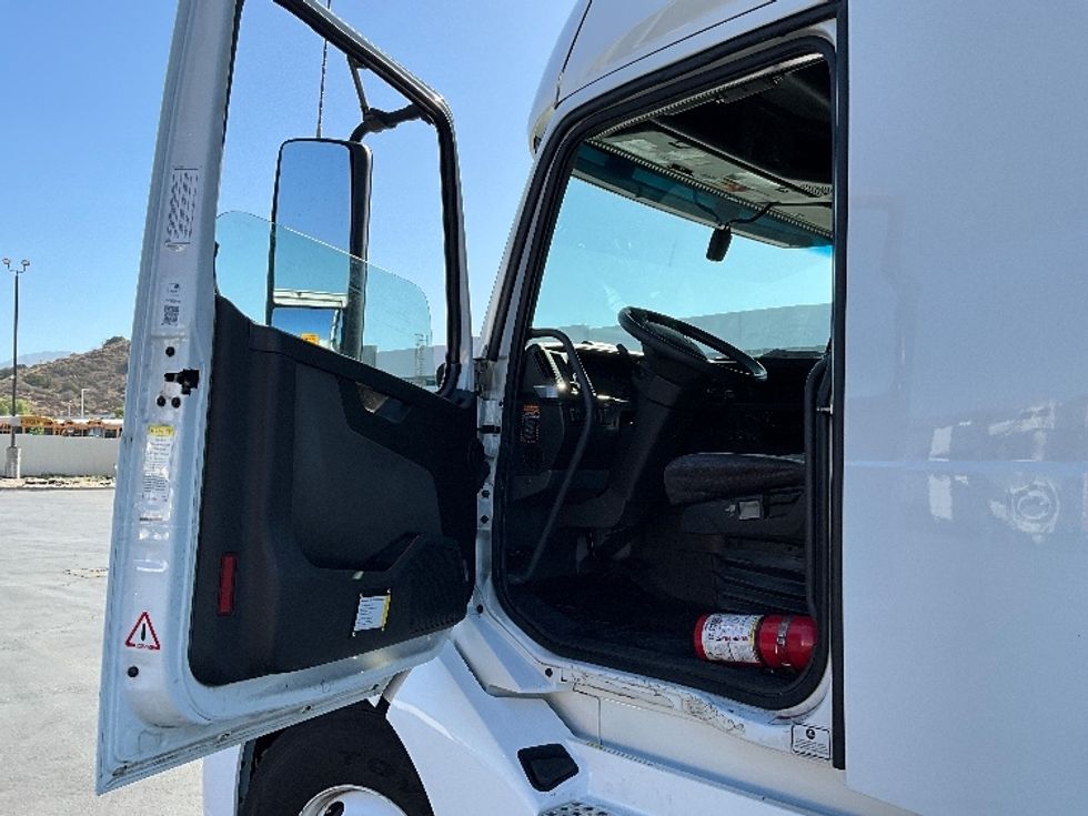 Sleeper Tractor-Heavy Duty Tractors-Volvo-2023-VNL64760-Ventura-CA-411,814\n\t\tmiles-$ 100,750 - Image 9