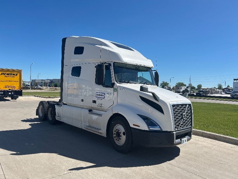 Sleeper Tractor-Heavy Duty Tractors-Volvo-2023-VNL64760-West Fargo-ND-495,110\n\t\tmiles-$ 85,250 - Image 1