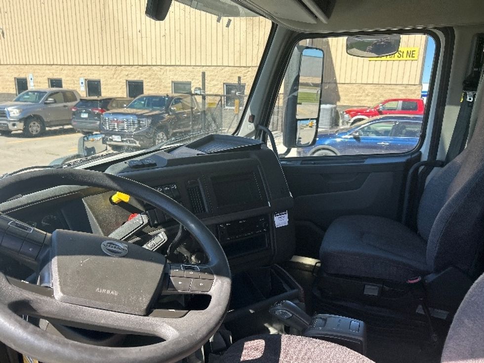 Sleeper Tractor-Heavy Duty Tractors-Volvo-2023-VNL64760-West Fargo-ND-495,110\n\t\tmiles-$ 85,250 - Image 10