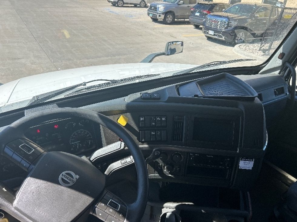 Sleeper Tractor-Heavy Duty Tractors-Volvo-2023-VNL64760-West Fargo-ND-495,110\n\t\tmiles-$ 85,250 - Image 11
