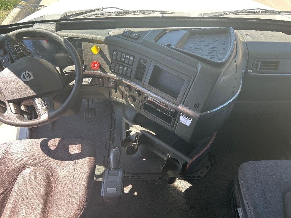 Sleeper Tractor-Heavy Duty Tractors-Volvo-2023-VNL64760-West Fargo-ND-495,110\n\t\tmiles-$ 85,250 - Image 12