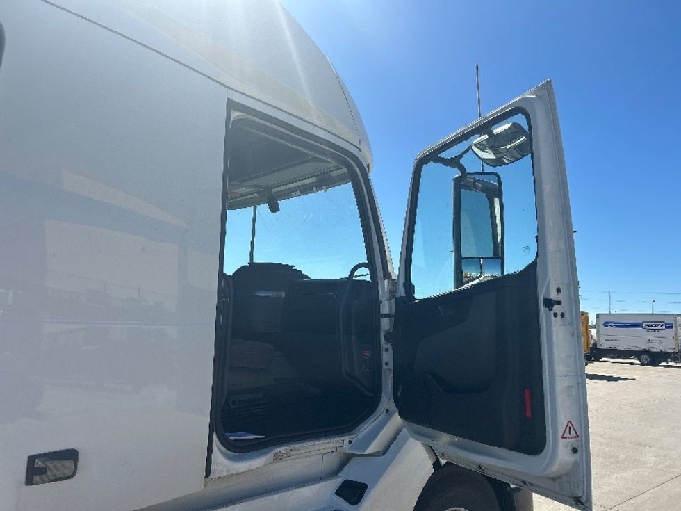 Sleeper Tractor-Heavy Duty Tractors-Volvo-2023-VNL64760-West Fargo-ND-495,110\n\t\tmiles-$ 85,250 - Image 13