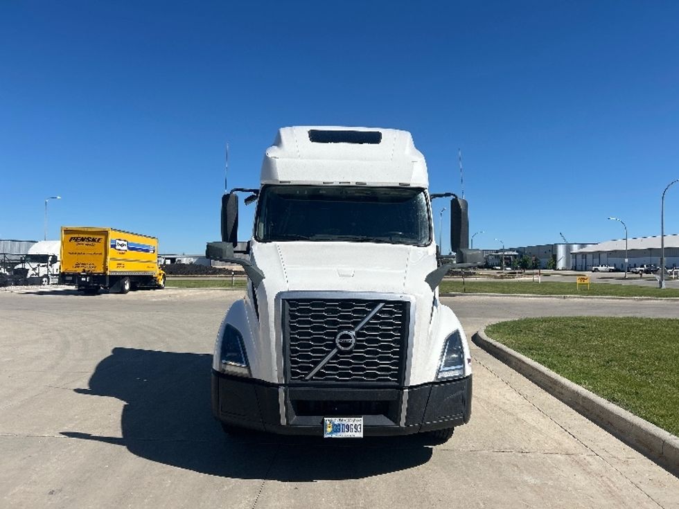 Sleeper Tractor-Heavy Duty Tractors-Volvo-2023-VNL64760-West Fargo-ND-495,110\n\t\tmiles-$ 85,250 - Image 2