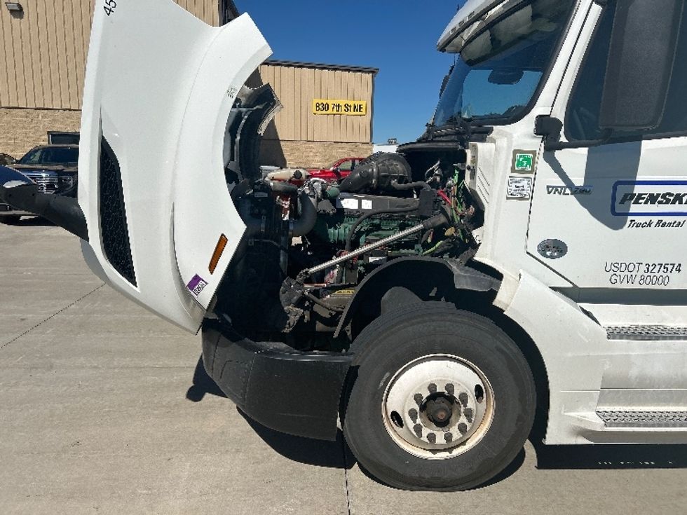 Sleeper Tractor-Heavy Duty Tractors-Volvo-2023-VNL64760-West Fargo-ND-495,110\n\t\tmiles-$ 85,250 - Image 21