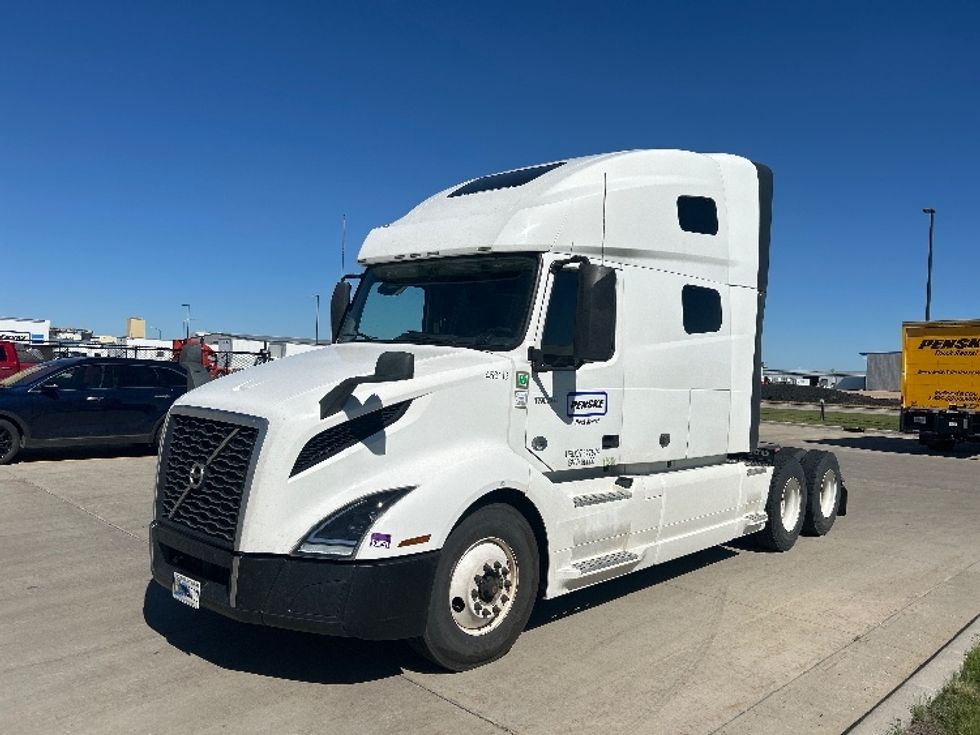 Sleeper Tractor-Heavy Duty Tractors-Volvo-2023-VNL64760-West Fargo-ND-495,110\n\t\tmiles-$ 85,250 - Image 3