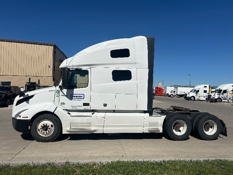 Sleeper Tractor-Heavy Duty Tractors-Volvo-2023-VNL64760-West Fargo-ND-495,110\n\t\tmiles-$ 85,250 - Image 4