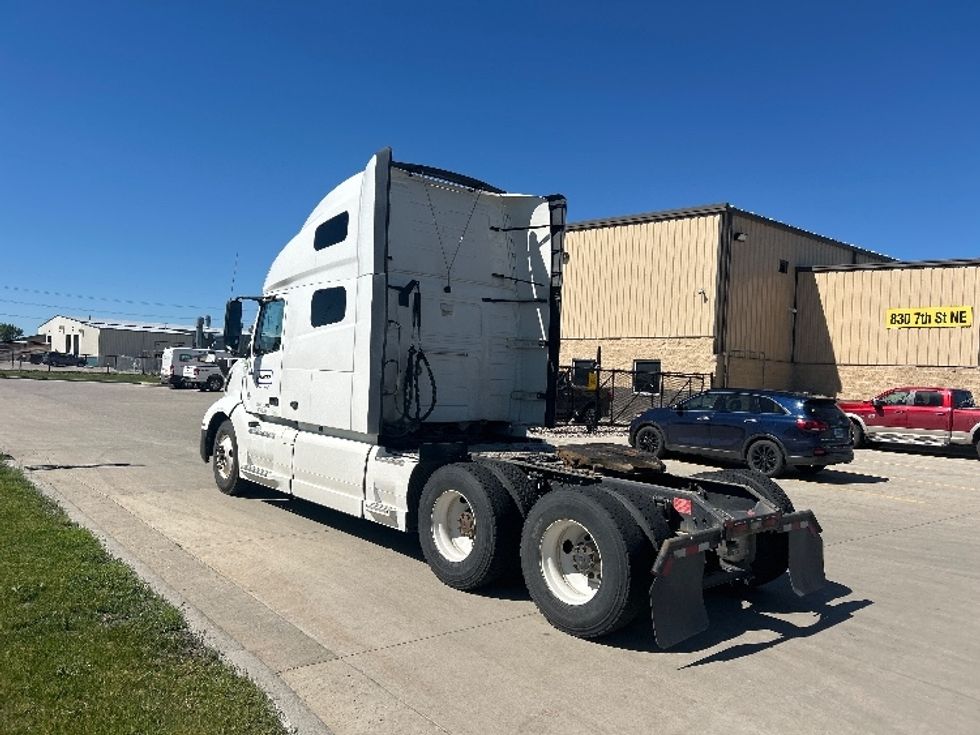 Sleeper Tractor-Heavy Duty Tractors-Volvo-2023-VNL64760-West Fargo-ND-495,110\n\t\tmiles-$ 85,250 - Image 5