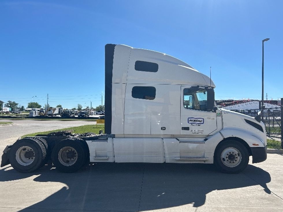 Sleeper Tractor-Heavy Duty Tractors-Volvo-2023-VNL64760-West Fargo-ND-495,110\n\t\tmiles-$ 85,250 - Image 8