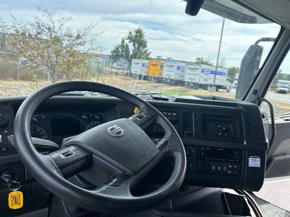Sleeper Tractor-Heavy Duty Tractors-Volvo-2023-VNL64760-West Sacramento-CA-361,222\n\t\tmiles-$ 106,250 - Image 11