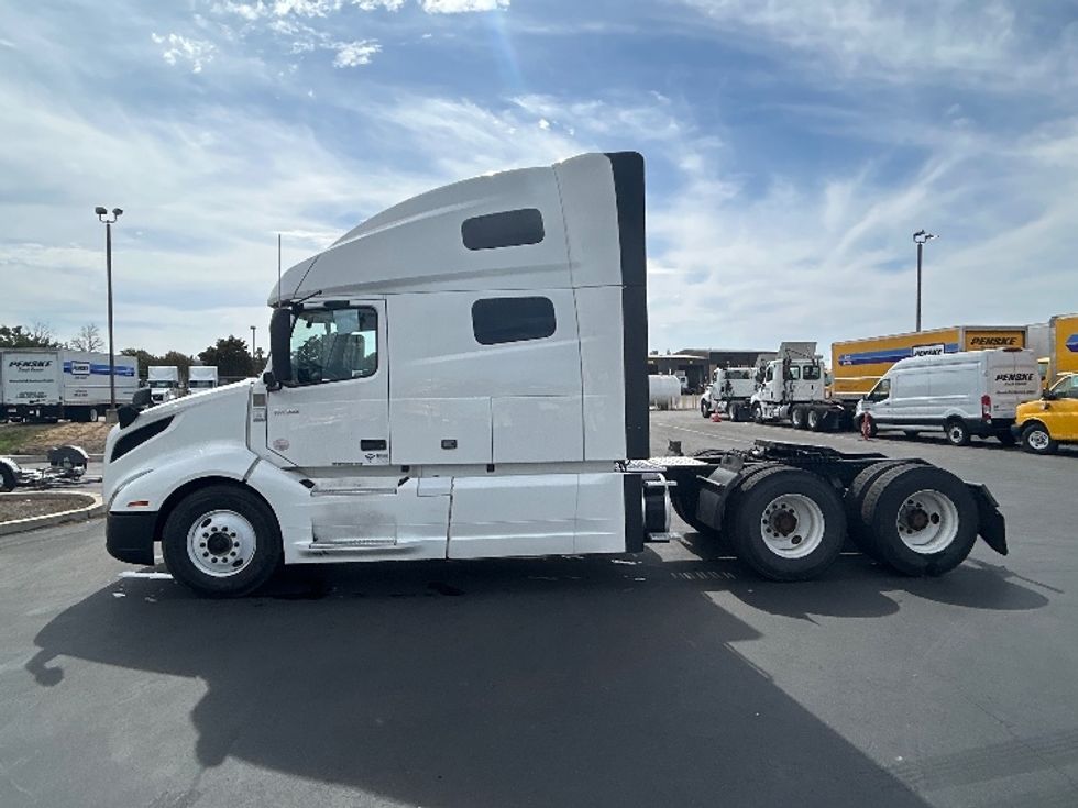 Sleeper Tractor-Heavy Duty Tractors-Volvo-2023-VNL64760-West Sacramento-CA-361,222\n\t\tmiles-$ 106,250 - Image 4