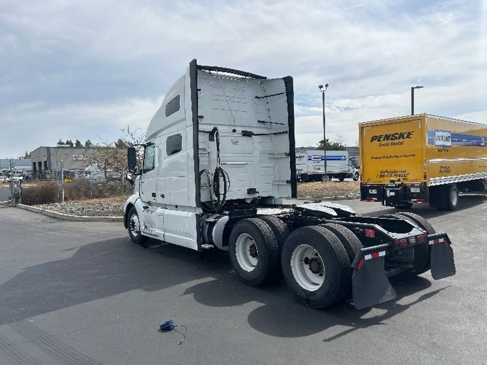 Sleeper Tractor-Heavy Duty Tractors-Volvo-2023-VNL64760-West Sacramento-CA-361,222\n\t\tmiles-$ 106,250 - Image 5