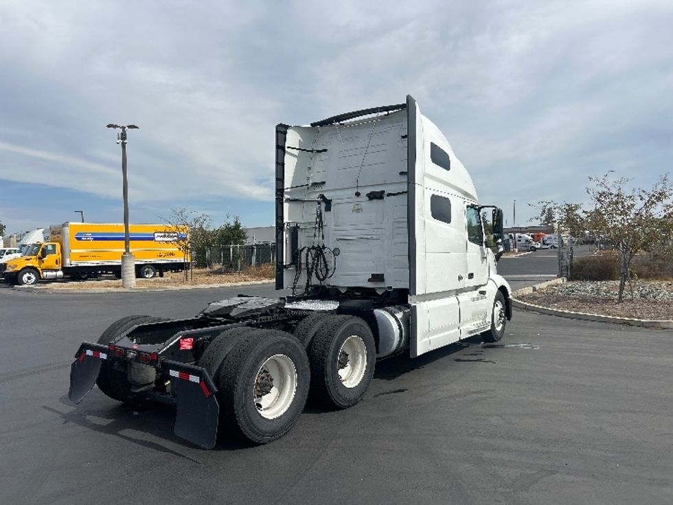 Sleeper Tractor-Heavy Duty Tractors-Volvo-2023-VNL64760-West Sacramento-CA-361,222\n\t\tmiles-$ 106,250 - Image 7