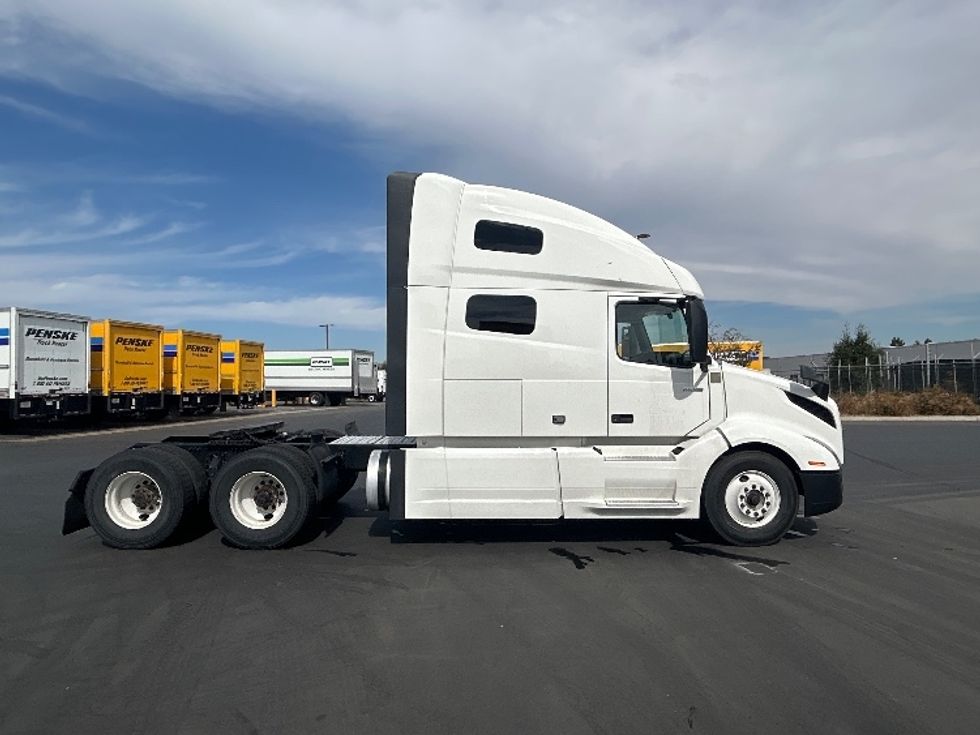 Sleeper Tractor-Heavy Duty Tractors-Volvo-2023-VNL64760-West Sacramento-CA-361,222\n\t\tmiles-$ 106,250 - Image 8
